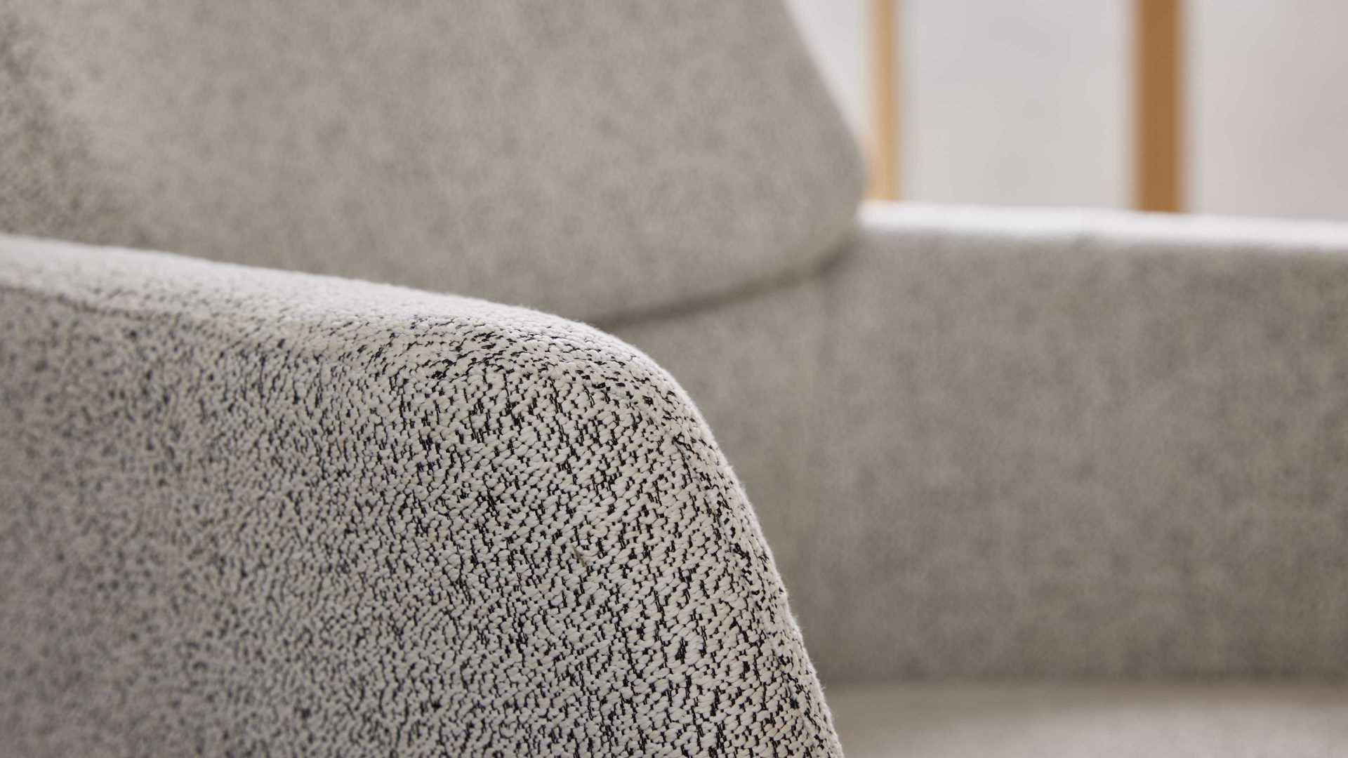 Polsterstuhl Interliving aus Stoff in Weiß Interliving Esszimmer Serie 5118 – Armlehnstuhl 2372 Move & Turn champagnerfarbener Bouclé Elegant wish E07 & mattschwarzes Eisen