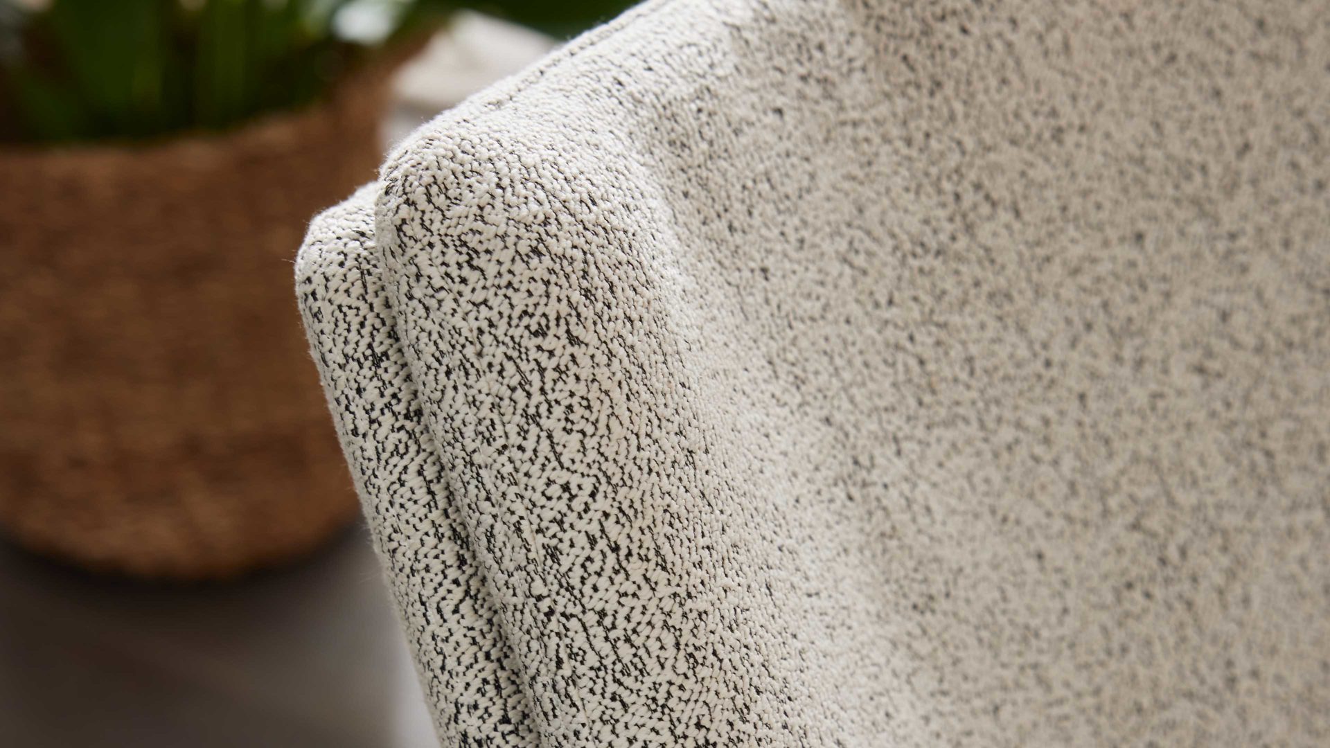 Polsterstuhl Interliving aus Stoff in Weiß Interliving Esszimmer Serie 5118 – Armlehnstuhl 2372 Move & Turn champagnerfarbener Bouclé Elegant wish E07 & mattschwarzes Eisen