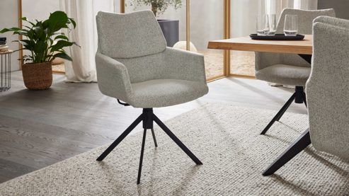 Polsterstuhl Interliving aus Stoff in Weiß Interliving Esszimmer Serie 5118 – Armlehnstuhl 2372 Move & Turn champagnerfarbener Bouclé Elegant wish E07 & mattschwarzes Eisen