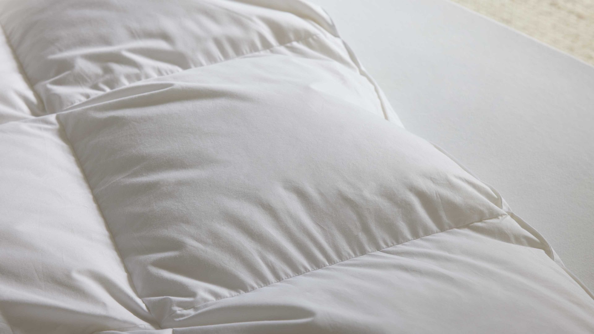 Daunendecke Interliving aus Stoff in Weiß Interliving Bettdecke Serie 9204 - Daunendecke als Winterbett warm, ca. 1.240 g Daunen - ca. 200 x 200 cm