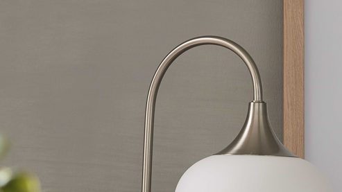 Tischleuchte Interliving aus Glas in Weiß Interliving Leuchten Serie 9344 - Tischlampe Opalglas & Nickel – Höhe ca. 54 cm