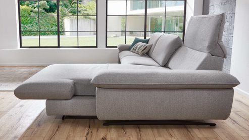 Ecksofa comfortmaster besser sitzen, liegen, leben aus Stoff in Hellgrau Comfortmaster Spektra 1488 - Relax-Wohnlandschaft mit vielen Funktionen hellgraues Flachgewebe Loop 02 jet – Stellfläche ca. 344 x 182 cm