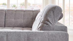 Ecksofa KAWOO aus Stoff in Hellgrau KAWOO Serie 8334 - Ecksofa platingraue Chenille GFS 49 & schwarze Holzfüße H61-250 - Stellfläche ca. 214 x 299 cm