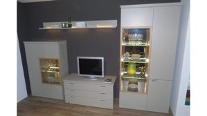 Wohnwand Rmw wohnmoebel aus Glas Holz Nachbildung in Beige RMW Wohnwand Venue, Wohnkombination cappuccinofarbene Lackoberflächen & Eiche Sand – Breite ca. 353 cm