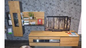 Wohnwand Interliving aus Furnier Holz in Holzfarben Hell Interliving Wohnzimmer Serie 2103 – Wohnwand 560001S02 Front Asteiche, Korpus Schiefer schwarz, Breite ca. 311 cm
