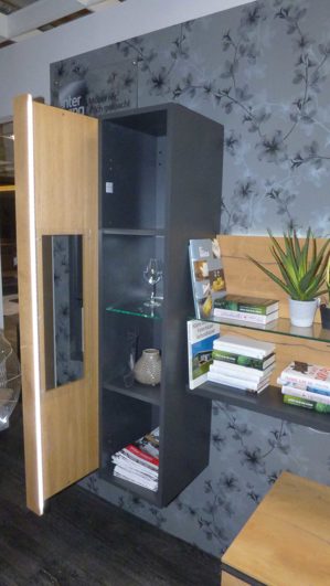 Wohnwand Interliving aus Furnier Holz in Holzfarben Hell Interliving Wohnzimmer Serie 2103 – Wohnwand 560001S02 Front Asteiche, Korpus Schiefer schwarz, Breite ca. 311 cm