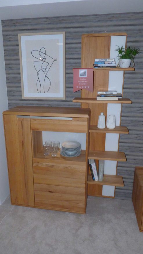 Wohnwand Interliving aus Glas Holz Metall in Holzfarben Weiß Silber Interliving Wohnzimmer Serie 2006 - Wohnwand V13104 Kernbuche massiv geölt + Glas weiss, Breite ca. 329 cm