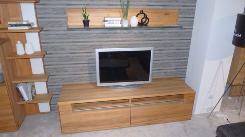 Wohnwand Interliving aus Glas Holz Metall in Holzfarben Weiß Silber Interliving Wohnzimmer Serie 2006 - Wohnwand V13104 Kernbuche massiv geölt + Glas weiss, Breite ca. 329 cm