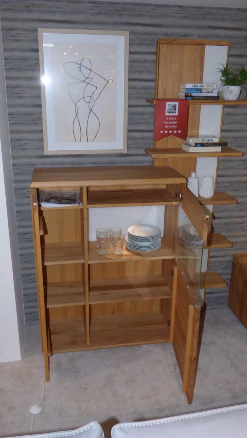 Wohnwand Interliving aus Glas Holz Metall in Holzfarben Weiß Silber Interliving Wohnzimmer Serie 2006 - Wohnwand V13104 Kernbuche massiv geölt + Glas weiss, Breite ca. 329 cm