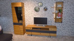 Wohnwand Interliving aus Furnier Glas Holz Metall in Holzfarben Dunkelgrau Interliving Wohnzimmer Serie 2021 - Wohnwand, Wohnkombination Wildeiche Echtholzfurnier + Abs. Beton stone grey, Breite ca. 280 cm