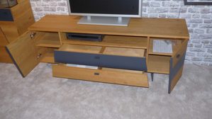 Wohnwand Interliving aus Furnier Glas Holz Metall in Holzfarben Dunkelgrau Interliving Wohnzimmer Serie 2021 - Wohnwand, Wohnkombination Wildeiche Echtholzfurnier + Abs. Beton stone grey, Breite ca. 280 cm