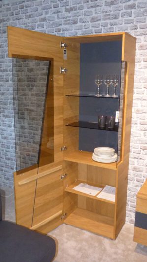 Wohnwand Interliving aus Furnier Glas Holz Metall in Holzfarben Dunkelgrau Interliving Wohnzimmer Serie 2021 - Wohnwand, Wohnkombination Wildeiche Echtholzfurnier + Abs. Beton stone grey, Breite ca. 280 cm