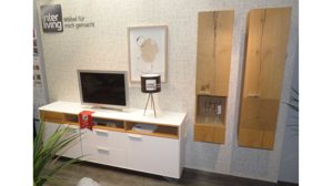 Wohnwand Interliving aus Furnier Glas Holz Metall in Weiß Holzfarben Interliving Wohnwand Serie 2102, Wohnkombination 510803M-025 Korpus + Front weiss, Asteiche hell – dreiteilig, Breite ca. 316 cm