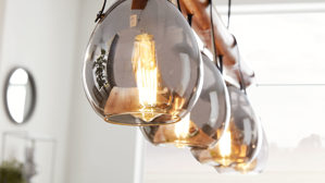 Pendelleuchte Interliving aus Glas in Grau Interliving Leuchten Serie 9332 - Hängeleuchte Rauchglas & Mattschwarz – Länge ca. 100 cm