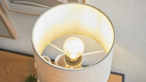 Tischleuchte Interliving aus Keramik in Grau Interliving Leuchten Serie 9346 - Tischlampe graue Keramik – Höhe ca. 49 cm