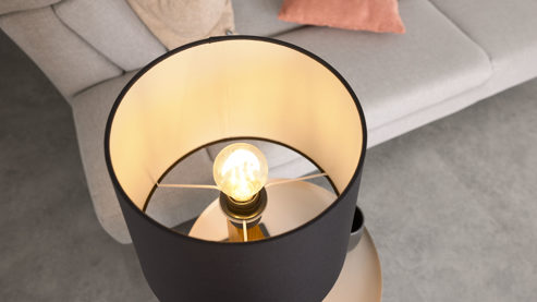 Tischleuchte Interliving aus Holz in Holzfarben Interliving Leuchten Serie 9349 - Tischlampe Holz & schwarzer Stoff – Höhe ca. 50 cm