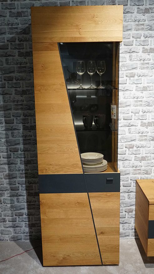 Wohnwand Interliving aus Furnier Glas Holz Metall in Holzfarben Dunkelgrau Interliving Wohnzimmer Serie 2021 - Wohnwand, Wohnkombination Wildeiche Echtholzfurnier + Abs. Beton stone grey, Breite ca. 280 cm