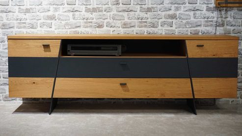 Wohnwand Interliving aus Furnier Glas Holz Metall in Holzfarben Dunkelgrau Interliving Wohnzimmer Serie 2021 - Wohnwand, Wohnkombination Wildeiche Echtholzfurnier + Abs. Beton stone grey, Breite ca. 280 cm