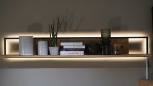 Wohnwand Interliving aus Holz in Weiß Interliving Wohnzimmer Serie 2106 – Wohnwand 620002W weißer Lack &  Asteiche – dreiteilig, Breite ca. 290 cm