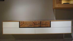 Wohnwand Interliving aus Holz in Weiß Interliving Wohnzimmer Serie 2106 – Wohnwand 620002W weißer Lack &  Asteiche – dreiteilig, Breite ca. 290 cm