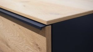 Wohnwand Interliving aus Furnier Holz in Holzfarben Hell Interliving Wohnzimmer Serie 2103 – Wohnwand 560001S02 Front Asteiche, Korpus Schiefer schwarz, Breite ca. 311 cm