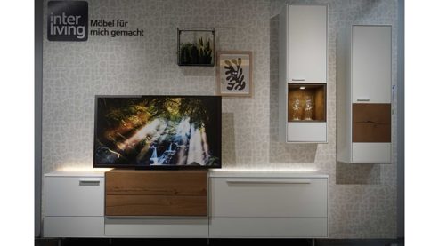 Wohnwand Interliving aus Furnier Glas Holz Metall in Weiß Holzfarben Interliving Wohnwand Serie 2102, Wohnkombination 510811D34 Kristallweiß & Raucheiche Furnier – dreiteilig, Breite ca. 310 cm
