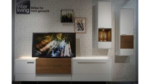 Wohnwand Interliving aus Furnier Glas Holz Metall in Weiß Holzfarben Interliving Wohnwand Serie 2102, Wohnkombination 510811D34 Kristallweiß & Raucheiche Furnier – dreiteilig, Breite ca. 310 cm