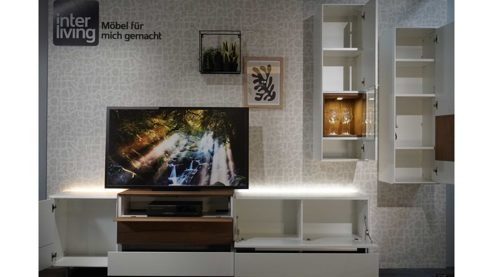 Wohnwand Interliving aus Furnier Glas Holz Metall in Weiß Holzfarben Interliving Wohnwand Serie 2102, Wohnkombination 510811D34 Kristallweiß & Raucheiche Furnier – dreiteilig, Breite ca. 310 cm