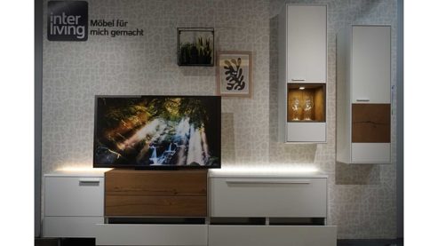 Wohnwand Interliving aus Furnier Glas Holz Metall in Weiß Holzfarben Interliving Wohnwand Serie 2102, Wohnkombination 510811D34 Kristallweiß & Raucheiche Furnier – dreiteilig, Breite ca. 310 cm