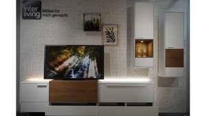 Wohnwand Interliving aus Furnier Glas Holz Metall in Weiß Holzfarben Interliving Wohnwand Serie 2102, Wohnkombination 510811D34 Kristallweiß & Raucheiche Furnier – dreiteilig, Breite ca. 310 cm