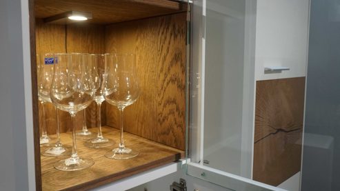 Wohnwand Interliving aus Furnier Glas Holz Metall in Weiß Holzfarben Interliving Wohnwand Serie 2102, Wohnkombination 510811D34 Kristallweiß & Raucheiche Furnier – dreiteilig, Breite ca. 310 cm