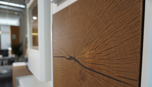 Wohnwand Interliving aus Furnier Glas Holz Metall in Weiß Holzfarben Interliving Wohnwand Serie 2102, Wohnkombination 510811D34 Kristallweiß & Raucheiche Furnier – dreiteilig, Breite ca. 310 cm