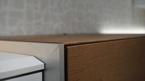 Wohnwand Interliving aus Furnier Glas Holz Metall in Weiß Holzfarben Interliving Wohnwand Serie 2102, Wohnkombination 510811D34 Kristallweiß & Raucheiche Furnier – dreiteilig, Breite ca. 310 cm