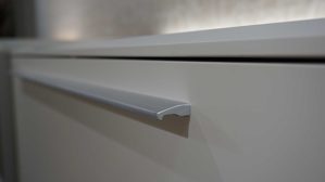 Wohnwand Interliving aus Furnier Glas Holz Metall in Weiß Holzfarben Interliving Wohnwand Serie 2102, Wohnkombination 510811D34 Kristallweiß & Raucheiche Furnier – dreiteilig, Breite ca. 310 cm