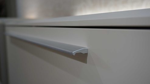 Wohnwand Interliving aus Furnier Glas Holz Metall in Weiß Holzfarben Interliving Wohnwand Serie 2102, Wohnkombination 510811D34 Kristallweiß & Raucheiche Furnier – dreiteilig, Breite ca. 310 cm