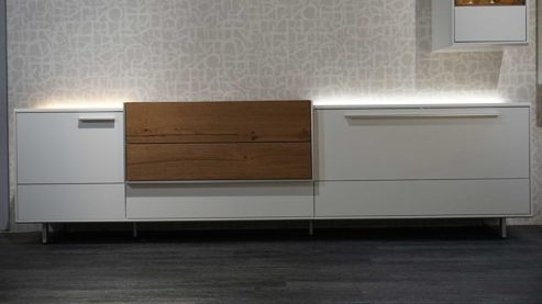 Wohnwand Interliving aus Furnier Glas Holz Metall in Weiß Holzfarben Interliving Wohnwand Serie 2102, Wohnkombination 510811D34 Kristallweiß & Raucheiche Furnier – dreiteilig, Breite ca. 310 cm