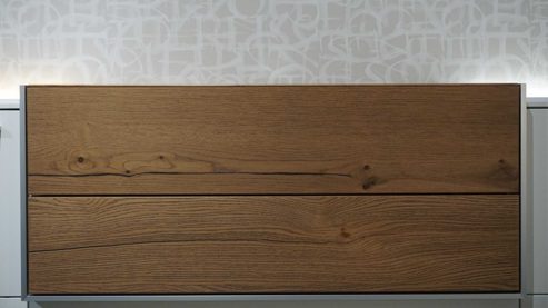 Wohnwand Interliving aus Furnier Glas Holz Metall in Weiß Holzfarben Interliving Wohnwand Serie 2102, Wohnkombination 510811D34 Kristallweiß & Raucheiche Furnier – dreiteilig, Breite ca. 310 cm