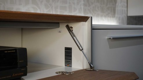 Wohnwand Interliving aus Furnier Glas Holz Metall in Weiß Holzfarben Interliving Wohnwand Serie 2102, Wohnkombination 510811D34 Kristallweiß & Raucheiche Furnier – dreiteilig, Breite ca. 310 cm