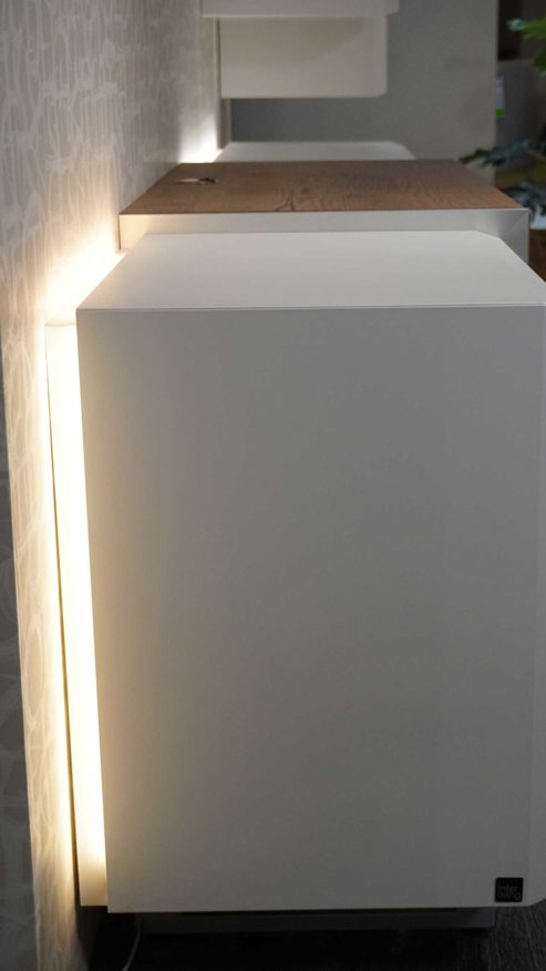 Wohnwand Interliving aus Furnier Glas Holz Metall in Weiß Holzfarben Interliving Wohnwand Serie 2102, Wohnkombination 510811D34 Kristallweiß & Raucheiche Furnier – dreiteilig, Breite ca. 310 cm