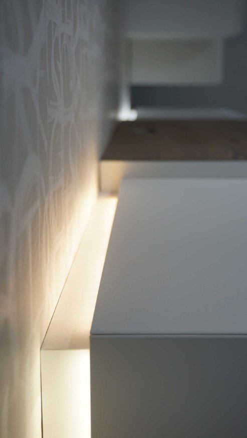 Wohnwand Interliving aus Furnier Glas Holz Metall in Weiß Holzfarben Interliving Wohnwand Serie 2102, Wohnkombination 510811D34 Kristallweiß & Raucheiche Furnier – dreiteilig, Breite ca. 310 cm