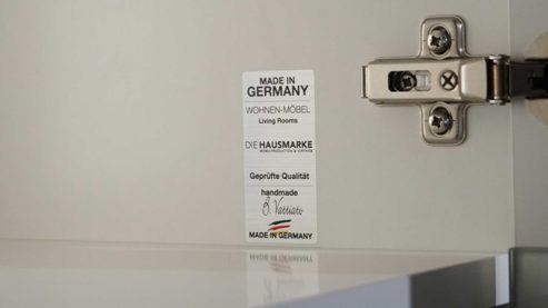 Wohnwand Interliving aus Furnier Glas Holz Metall in Weiß Holzfarben Interliving Wohnwand Serie 2102, Wohnkombination 510811D34 Kristallweiß & Raucheiche Furnier – dreiteilig, Breite ca. 310 cm