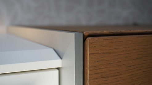 Wohnwand Interliving aus Furnier Glas Holz Metall in Weiß Holzfarben Interliving Wohnwand Serie 2102, Wohnkombination 510811D34 Kristallweiß & Raucheiche Furnier – dreiteilig, Breite ca. 310 cm