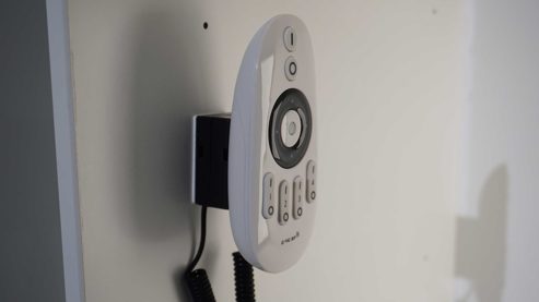 Wohnwand Interliving aus Furnier Glas Holz Metall in Weiß Holzfarben Interliving Wohnwand Serie 2102, Wohnkombination 510811D34 Kristallweiß & Raucheiche Furnier – dreiteilig, Breite ca. 310 cm