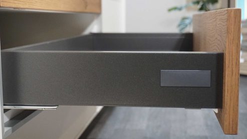 Wohnwand Interliving aus Furnier Glas Holz Metall in Weiß Holzfarben Interliving Wohnwand Serie 2102, Wohnkombination 510811D34 Kristallweiß & Raucheiche Furnier – dreiteilig, Breite ca. 310 cm