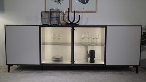 Sideboard Interliving aus Furnier Glas Holz Metall in Hellgrau Schwarz Interliving Serie 2107 Sideboard 243 mit Beleuchtung Front Quarzgrau, Aussenkorpus Schieferschwarz, Breite ca. 243 cm