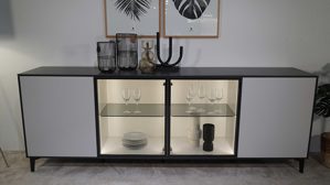 Sideboard Interliving aus Furnier Glas Holz Metall in Hellgrau Schwarz Interliving Serie 2107 Sideboard 243 mit Beleuchtung Front Quarzgrau, Aussenkorpus Schieferschwarz, Breite ca. 243 cm
