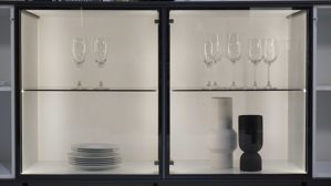 Sideboard Interliving aus Furnier Glas Holz Metall in Hellgrau Schwarz Interliving Serie 2107 Sideboard 243 mit Beleuchtung Front Quarzgrau, Aussenkorpus Schieferschwarz, Breite ca. 243 cm