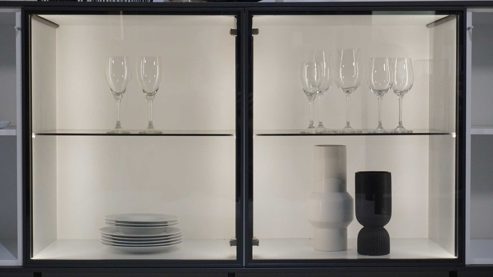 Sideboard Interliving aus Furnier Glas Holz Metall in Hellgrau Schwarz Interliving Serie 2107 Sideboard 243 mit Beleuchtung Front Quarzgrau, Aussenkorpus Schieferschwarz, Breite ca. 243 cm