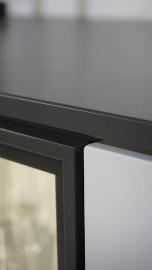 Sideboard Interliving aus Furnier Glas Holz Metall in Hellgrau Schwarz Interliving Serie 2107 Sideboard 243 mit Beleuchtung Front Quarzgrau, Aussenkorpus Schieferschwarz, Breite ca. 243 cm