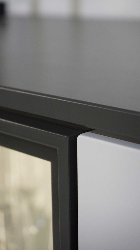 Sideboard Interliving aus Furnier Glas Holz Metall in Hellgrau Schwarz Interliving Serie 2107 Sideboard 243 mit Beleuchtung Front Quarzgrau, Aussenkorpus Schieferschwarz, Breite ca. 243 cm